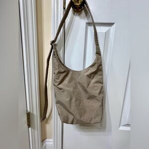 BAGGU Small Nylon Sling in Dove